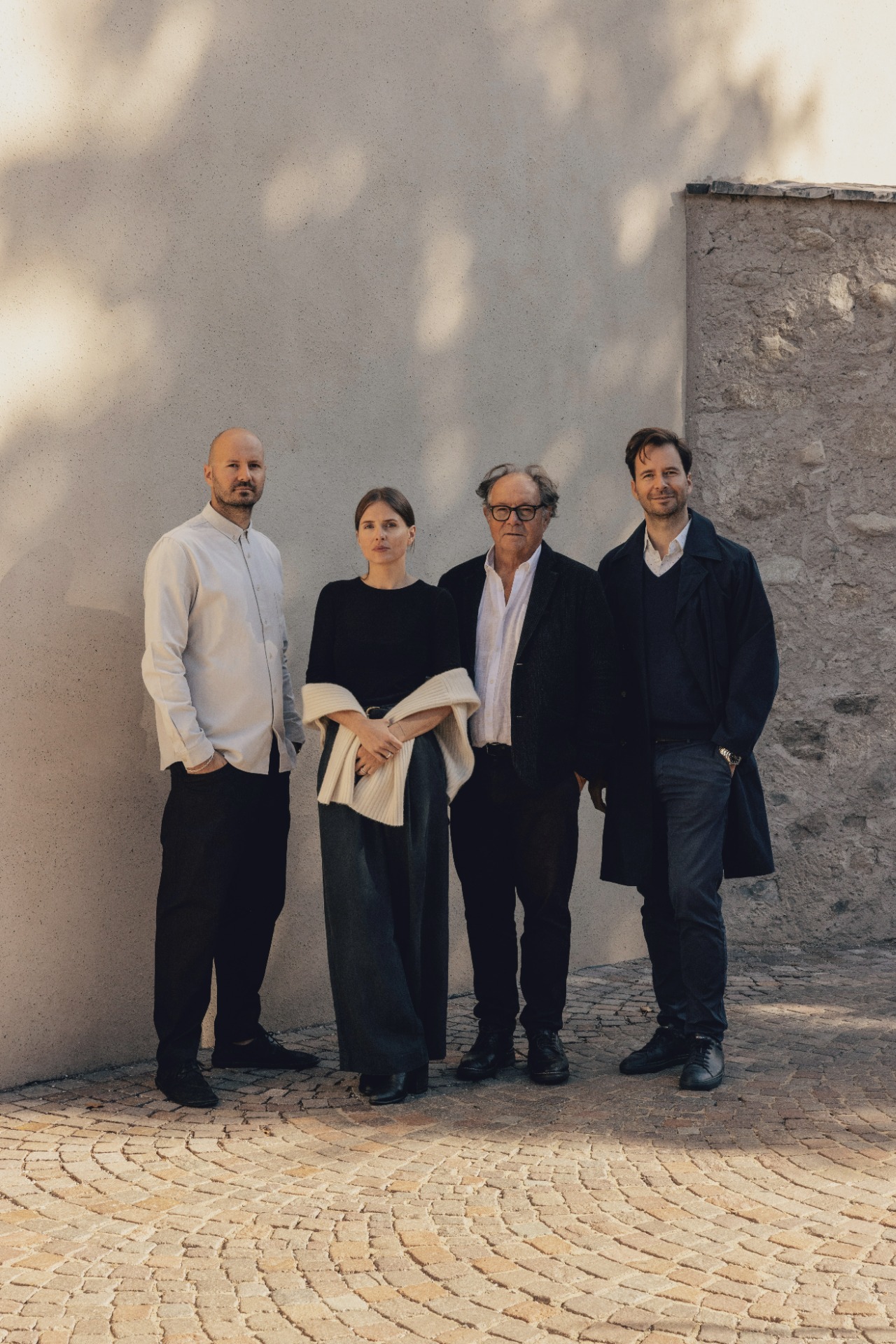 Perhe TEAM DR JOSEPH taustalla – Joseph, Fabian, Lena, Viktor